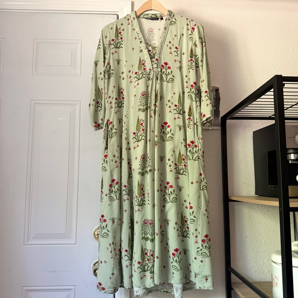 MELANGE sage green floral viscose popover 3/4 sleeve midi dress